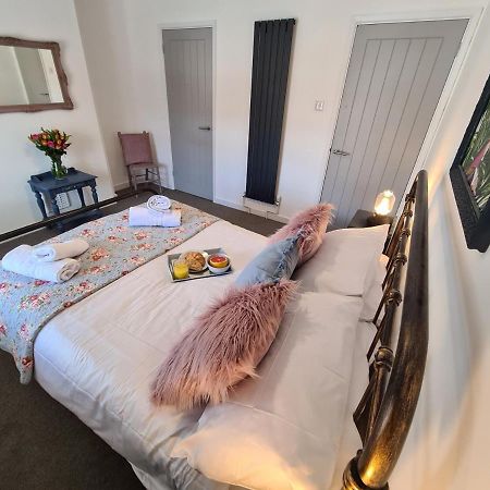 The Nook Villa Личфийлд Екстериор снимка