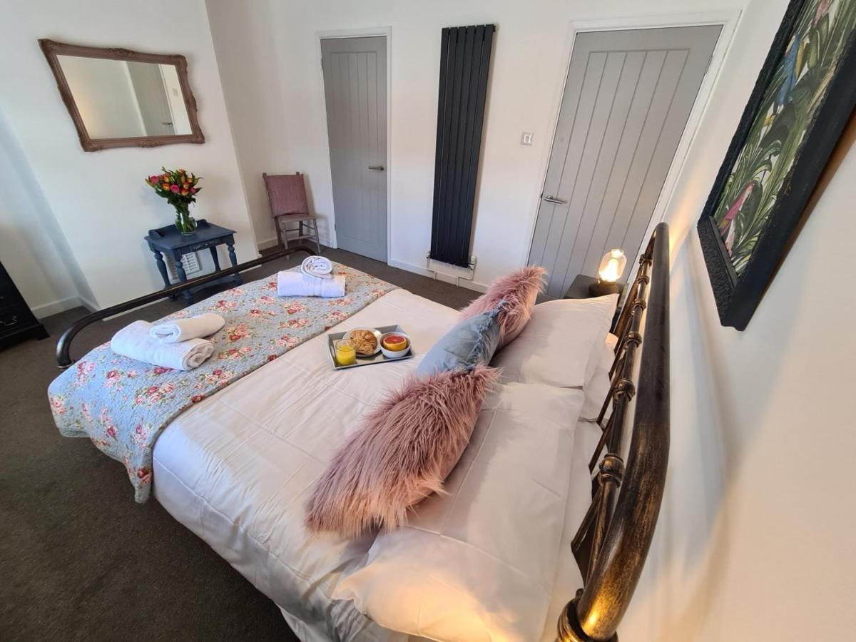 The Nook Villa Личфийлд Екстериор снимка