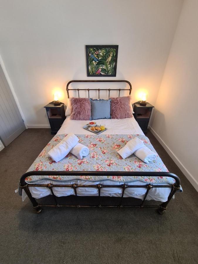 The Nook Villa Личфийлд Екстериор снимка